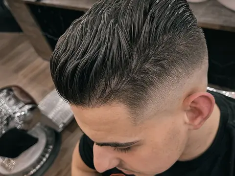 Zaczesana fryzura z efektem mokrych włosów — Gentlemen Barber Shop Sanok