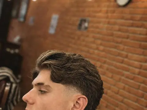 Zaczesana fryzura z taper fade — Gentlemen Barber Shop Sanok