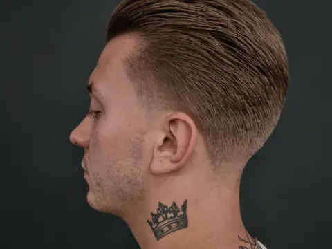 Zaczesana fryzura z taper fade — profil — Gentlemen Barber Shop Sanok
