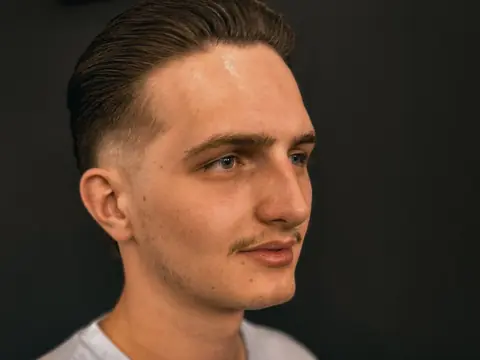 Zaczesana fryzura z taper i wąsami — Gentlemen Barber Shop Sanok