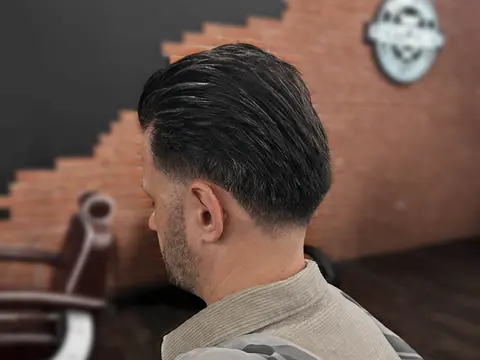 Zaczesana fryzura z taper — widok z tyłu — Gentlemen Barber Shop Sanok