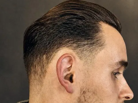 Zaczesanie do tyłu z fade i brodą — Gentlemen Barber Shop Sanok