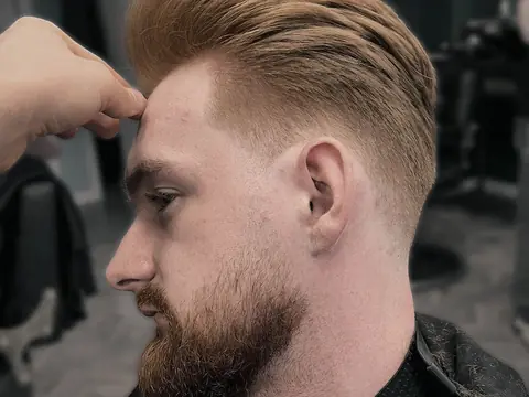 Blond pompadour z brodą — Boske Barber Rzeszów