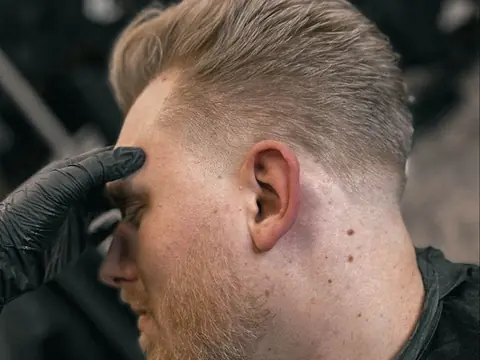 Blond quiff z fade — Boske Barber Rzeszów