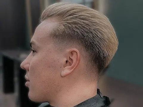 Blond zaczesana fryzura z fade — Boske Barber Rzeszów