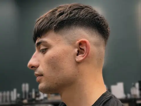 Crop z grzywką i skin fade — profil — Boske Barber Rzeszów