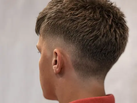 Crop z taper — widok z tyłu — Boske Barber Rzeszów