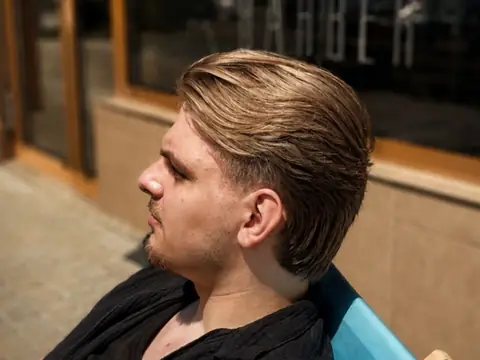 Dłuższe zaczesane włosy męskie — Boske Barber Rzeszów