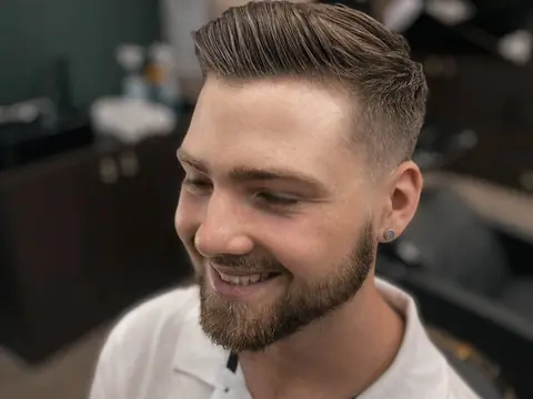 Fryzura z fade i krótka broda — Boske Barber Rzeszów