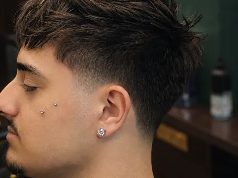 Grzywka na bok z fade — Boske Barber Rzeszów