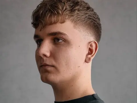 Kręcona grzywka z taper — Boske Barber Rzeszów
