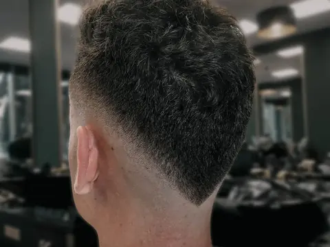 Kręcone włosy z fade — tył — Boske Barber Rzeszów