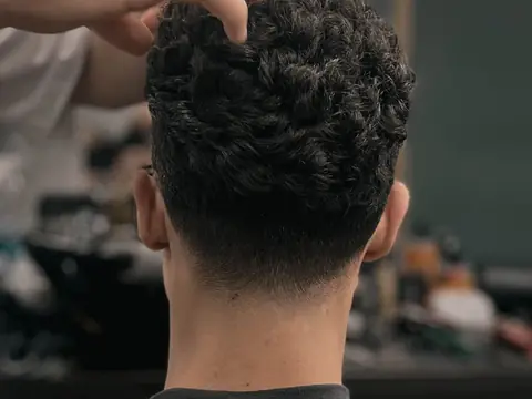 Kręcone włosy z taper — widok z tyłu — Boske Barber Rzeszów