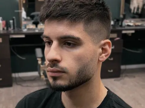 Krótki crop z fade i zarostem — Boske Barber Rzeszów