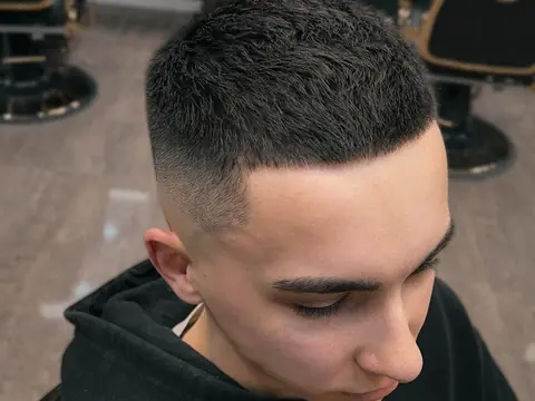 Krótki crop z fade — przód — Boske Barber Rzeszów
