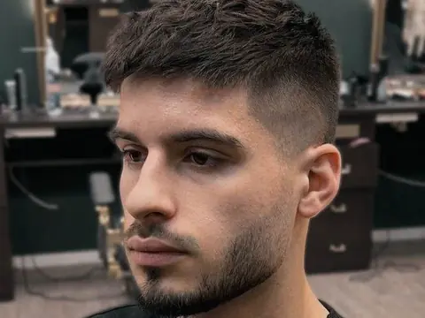 Krótki crop z teksturą i fade — Boske Barber Rzeszów