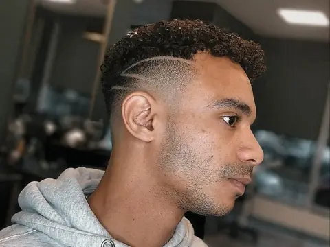 Loki z wygolonym wzorem i fade — Boske Barber Rzeszów