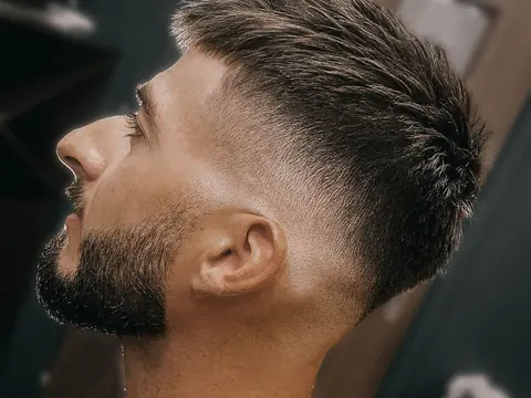 Quiff z fade i brodą — profil — Boske Barber Rzeszów