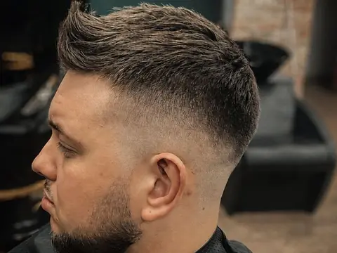 Quiff z fade i zarostem — Boske Barber Rzeszów
