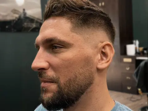 Quiff z fade i zarostem — profil — Boske Barber Rzeszów