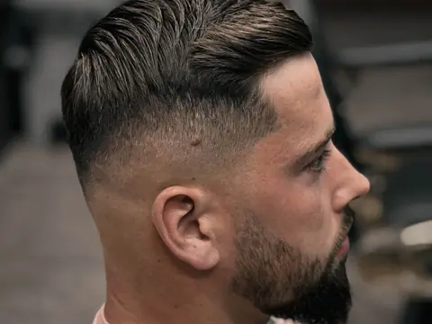 Skin fade z zaczesaną górą i brodą — Boske Barber Rzeszów