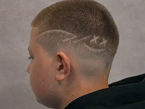 Strzyżenie dziecięce z wygolonym wzorem — Boske Barber Rzeszów