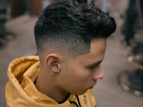 Tekstura z fade — młodzieżowa fryzura — Boske Barber Rzeszów