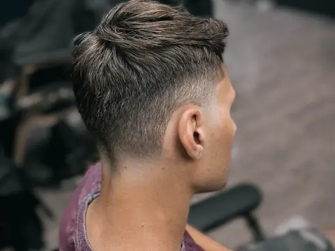 Teksturowane włosy z fade — tył — Boske Barber Rzeszów