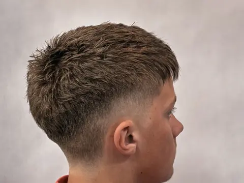 Teksturowany crop z taper — widok z boku — Boske Barber Rzeszów