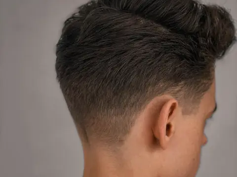 Teksturowany quiff — widok z boku — Boske Barber Rzeszów