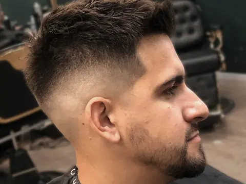 Teksturowany quiff z fade i zarostem — Boske Barber Rzeszów
