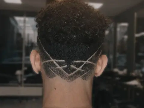 Wzór wygolony na karku — Boske Barber Rzeszów