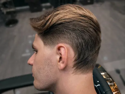 Zaczesana do tyłu fryzura z undercutem — Boske Barber Rzeszów