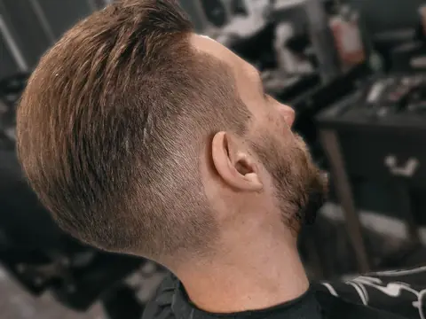Zaczesana fryzura z brodą — widok z boku — Boske Barber Rzeszów