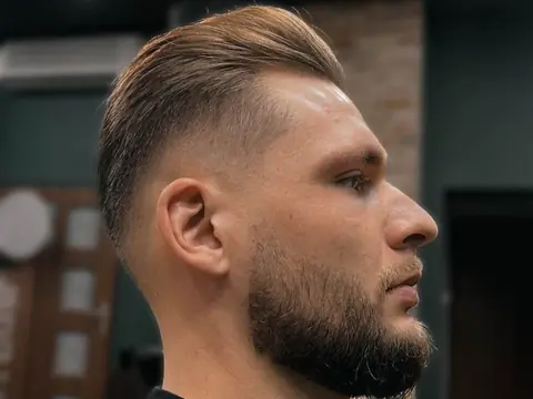 Zaczesana fryzura z fade i brodą — Boske Barber Rzeszów