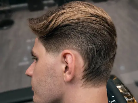 Zaczesana fryzura z objętością — Boske Barber Rzeszów