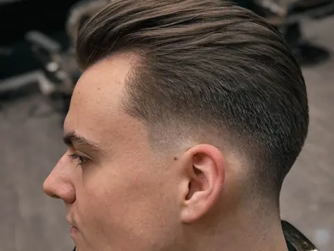 Zaczesana fryzura z objętością i fade — Boske Barber Rzeszów