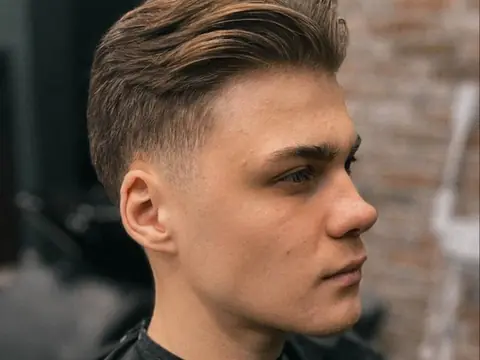 Zaczesana fryzura z taper — Boske Barber Rzeszów