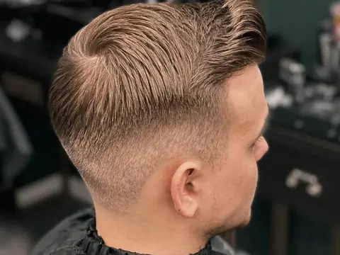 Zaczesany przedziałek z fade — Boske Barber Rzeszów